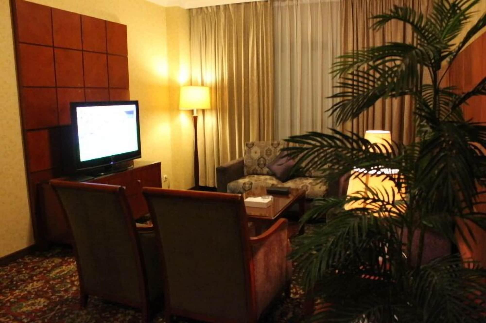 Hotel Shaza Regency Plaza Al Madinah Medina Exterior foto A living room in a typical hotel suite