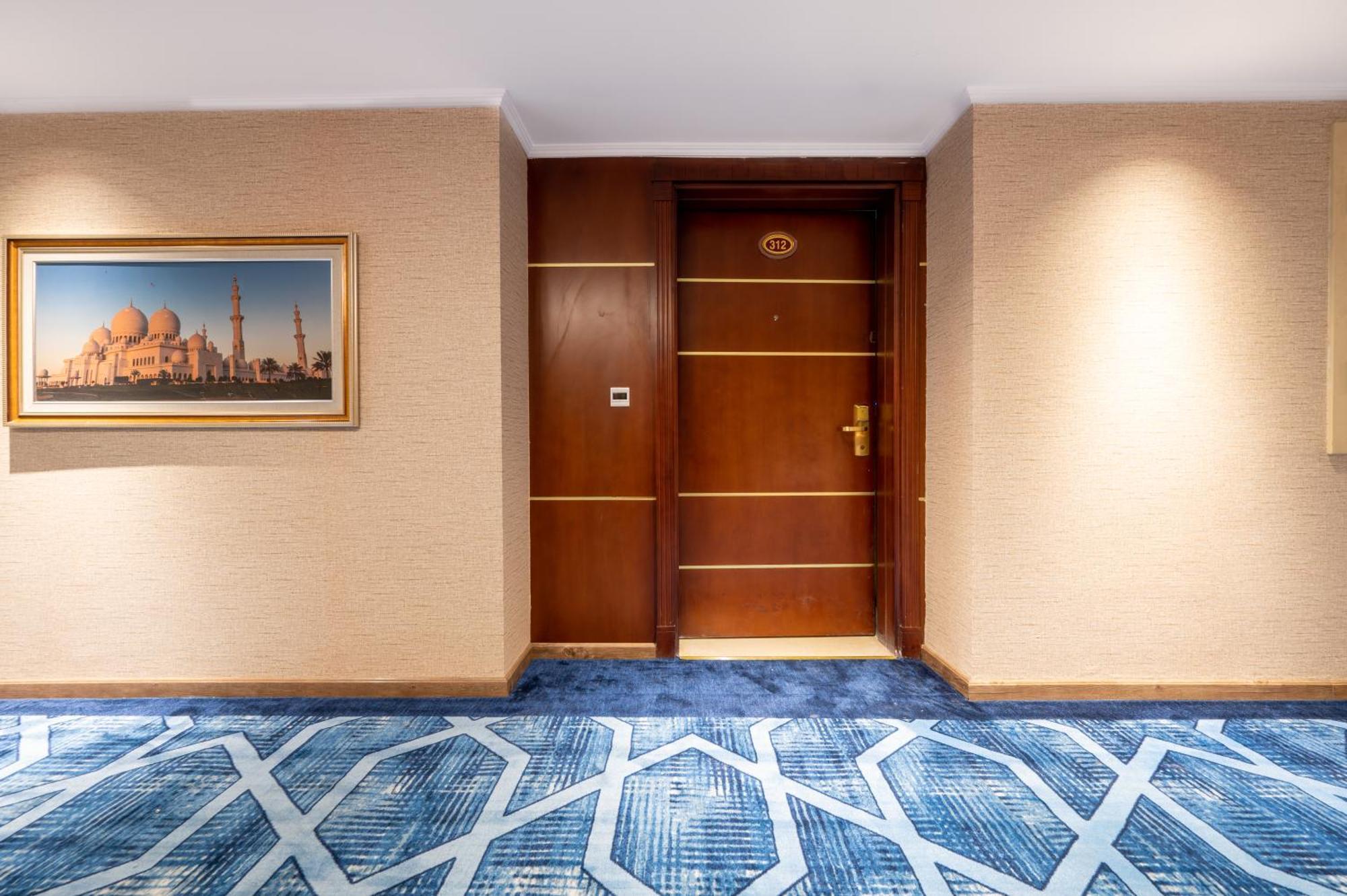 Hotel Shaza Regency Plaza Al Madinah Medina Exterior foto A door in a hotel