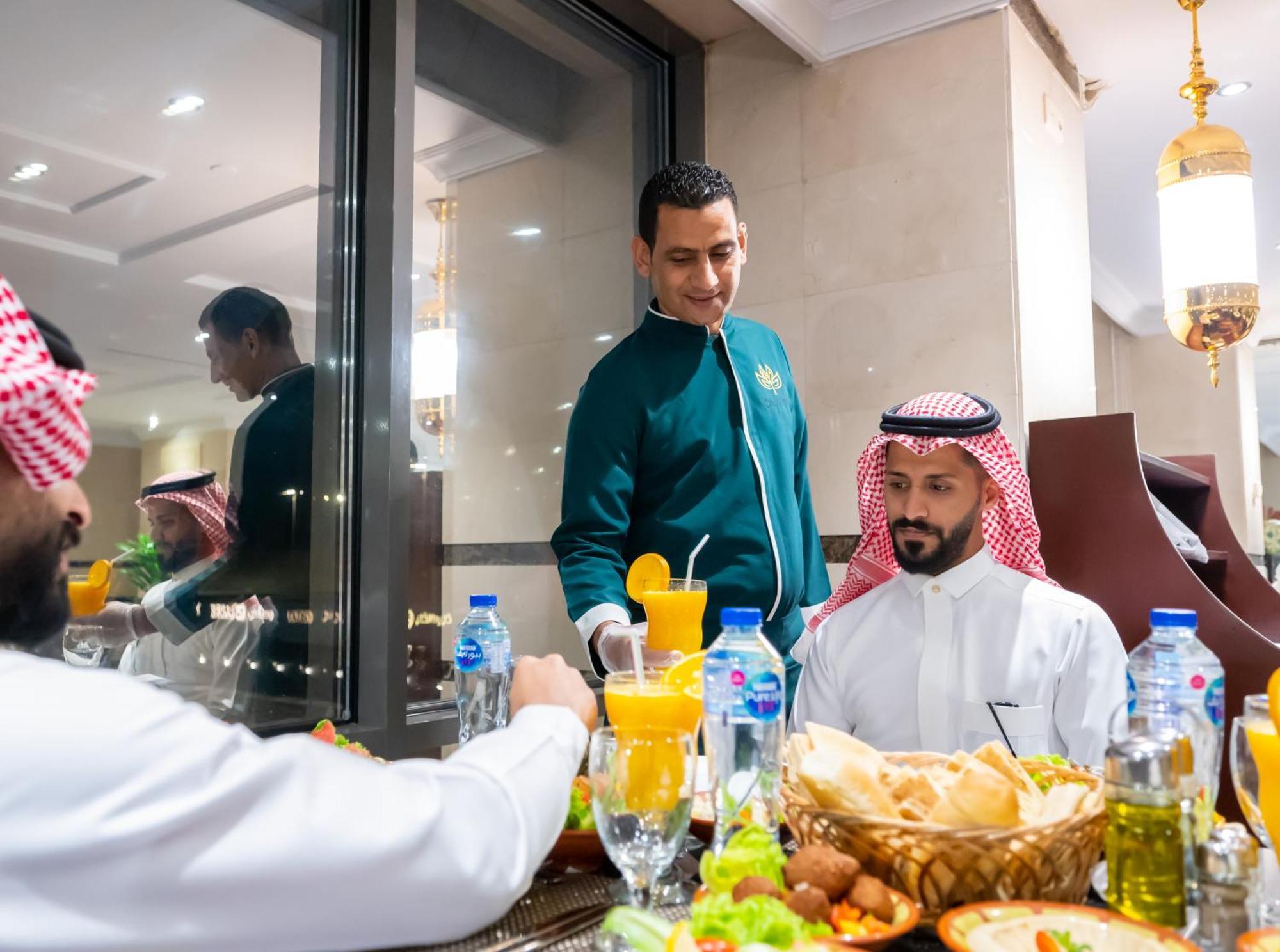 Hotel Shaza Regency Plaza Al Madinah Medina Exterior foto A waiter serving guests at a restaurant in Riyadh, Saudi Arabia