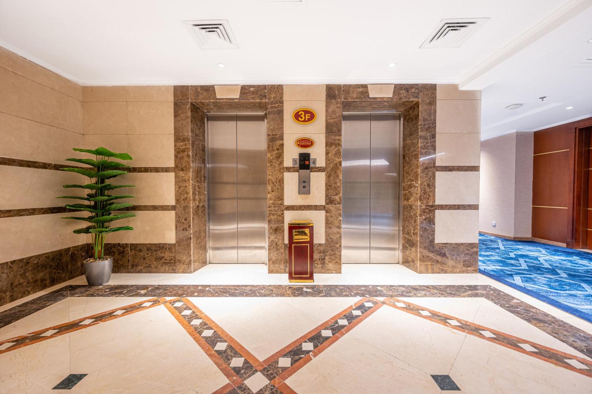 Hotel Shaza Regency Plaza Al Madinah Medina Exterior foto Elevators at the hotel
