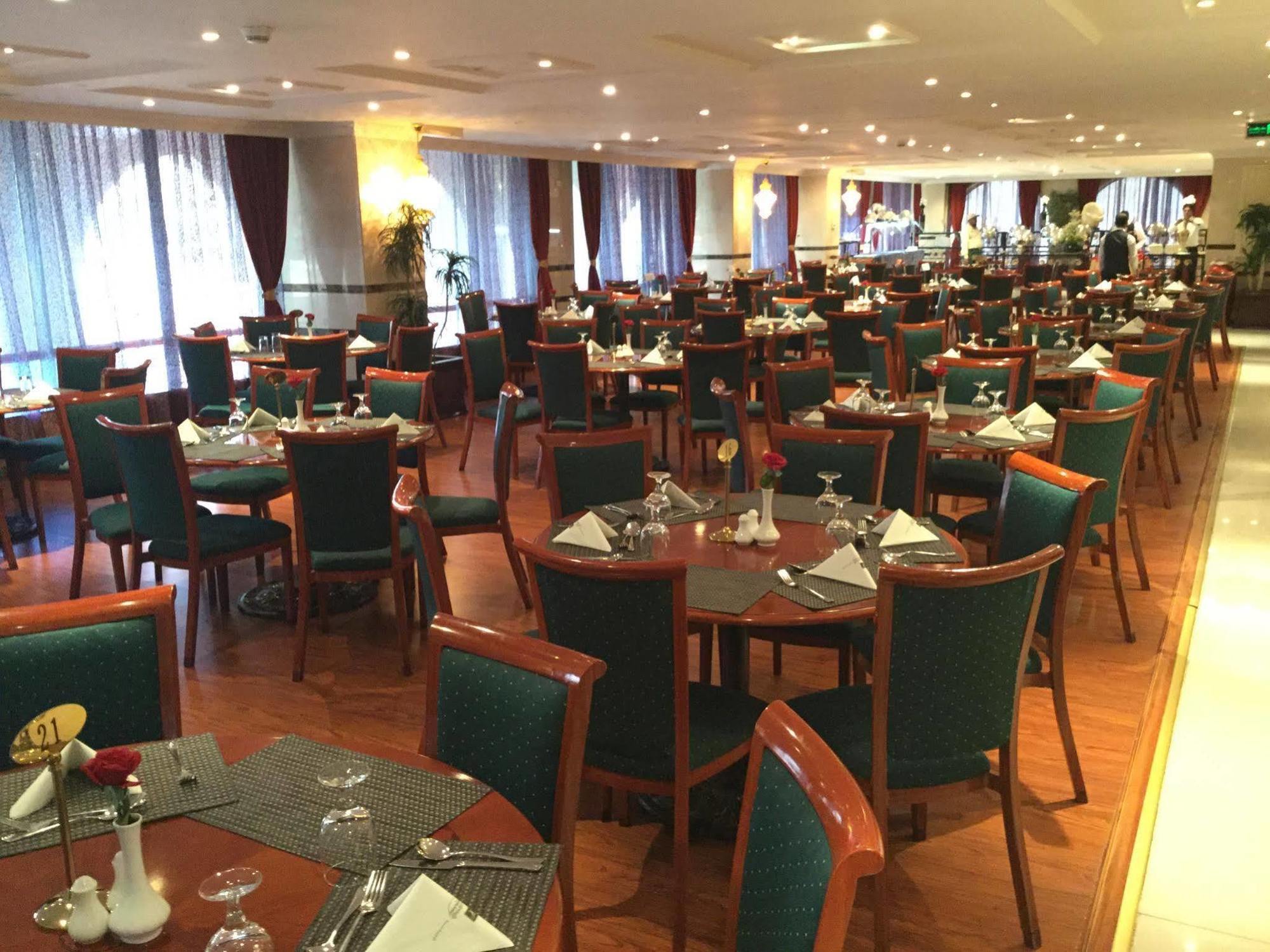Hotel Shaza Regency Plaza Al Madinah Medina Exterior foto The restaurant at the hotel